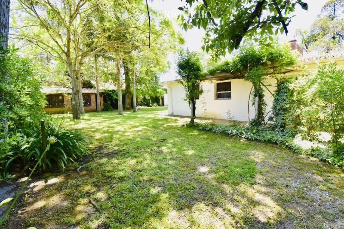 Casa ID.2527/Alquiler-temporario-de-Casa-3-DORMITORIOS-y-dependencia-en-Playa-Mansa,-Punta-del-Este - Casa en alquiler temporario Playa Mansa 3 dormitorios