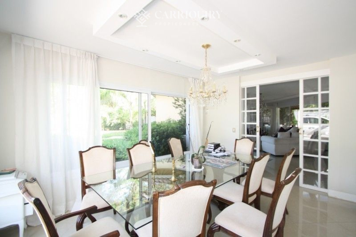 Casa ID.4677/Apartamentos-en-Venta--Carriquiry--Propiedades - Casa en venta  5 dormitorios