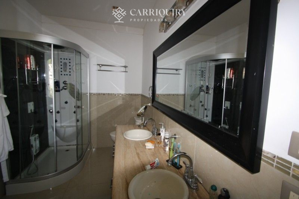 Casa ID.4677/Apartamentos-en-Venta--Carriquiry--Propiedades - Casa en venta  5 dormitorios