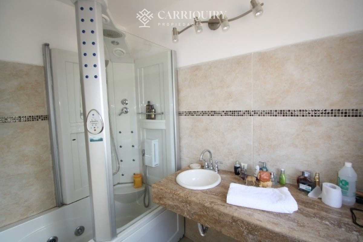 Casa ID.4677/Apartamentos-en-Venta--Carriquiry--Propiedades - Casa en venta  5 dormitorios