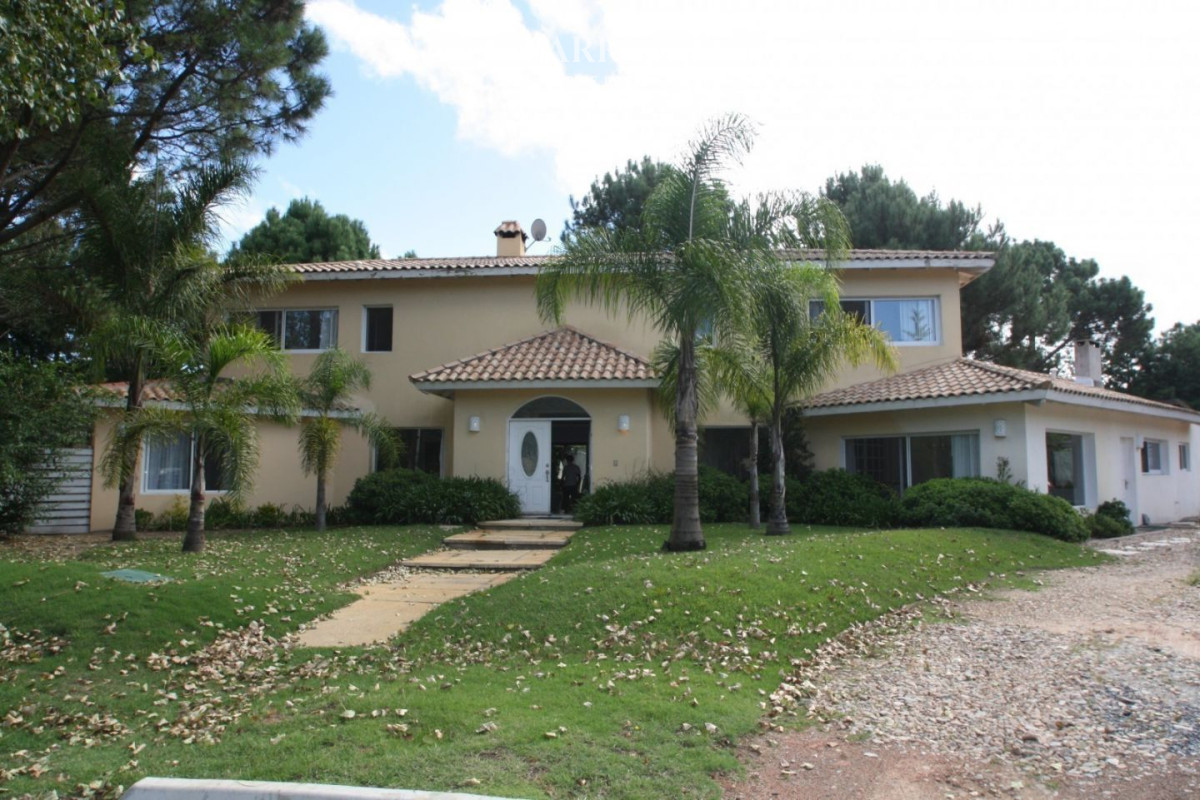 Casa ID.4677/Apartamentos-en-Venta--Carriquiry--Propiedades - Casa en venta  5 dormitorios