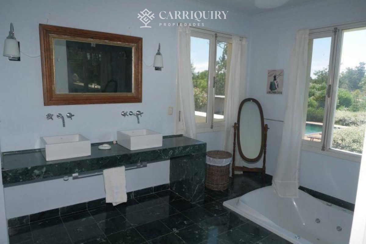 Casa ID.690/Casa-en-alquiler-temporario-en-Pinares,-Playa-Mansa-5-dormitorios - Alquiler temporario Casa 8 DORMITORIOS en Pinares, Punta del Este.