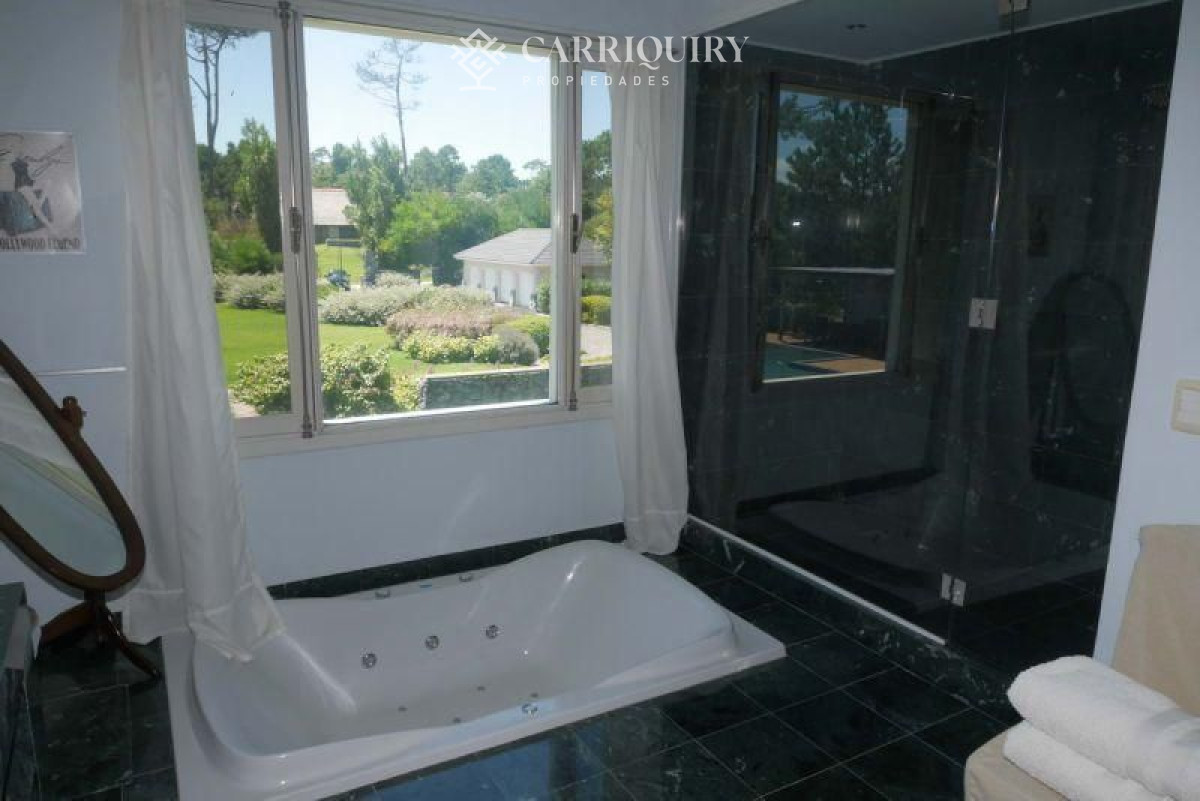 Casa ID.690/Casa-en-alquiler-temporario-en-Pinares,-Playa-Mansa-5-dormitorios - Alquiler temporario Casa 8 DORMITORIOS en Pinares, Punta del Este.