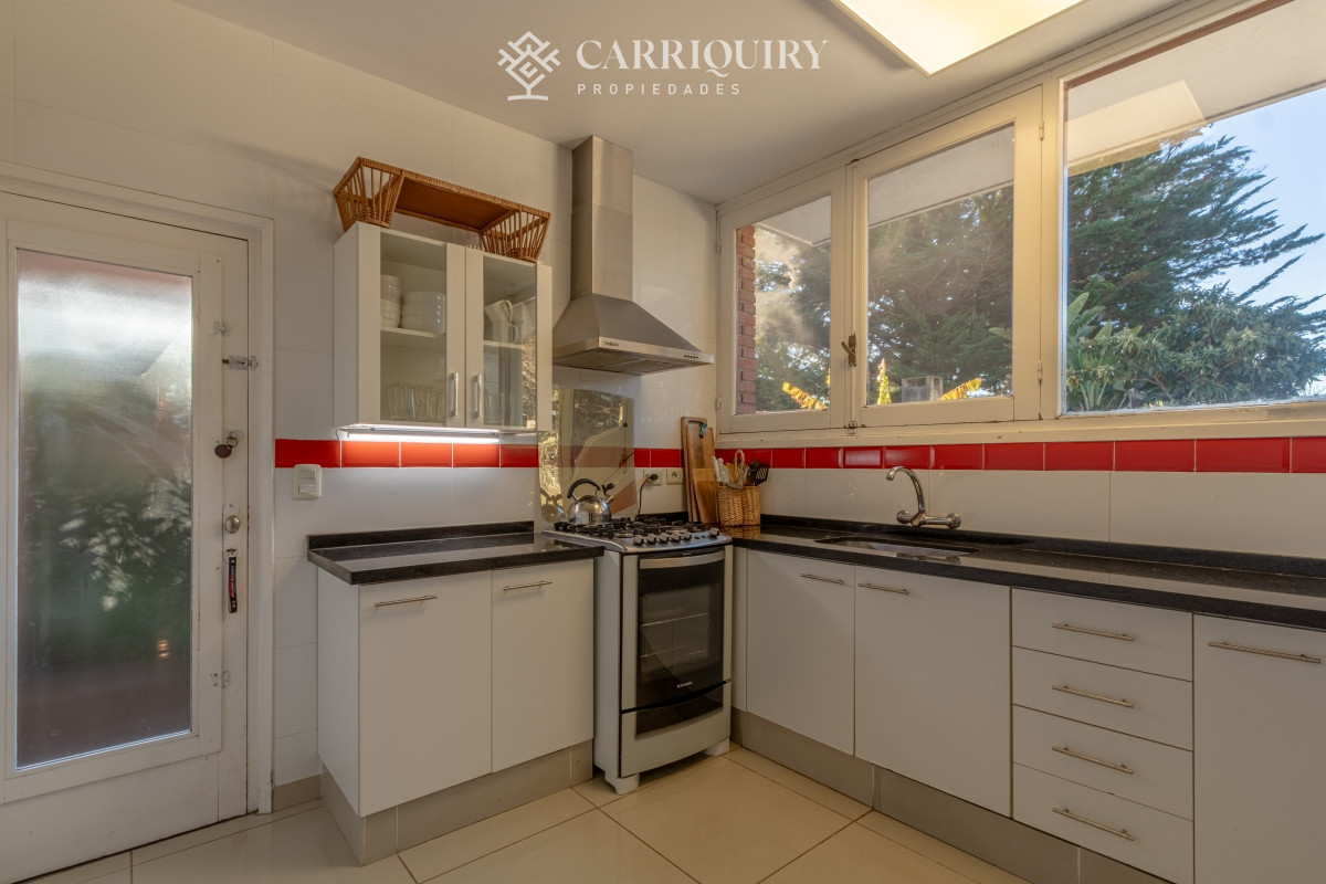 Casa ID.8230 - Casa en alquiler en playa mansa - Punta del Este. 3 dormitorios y servicio