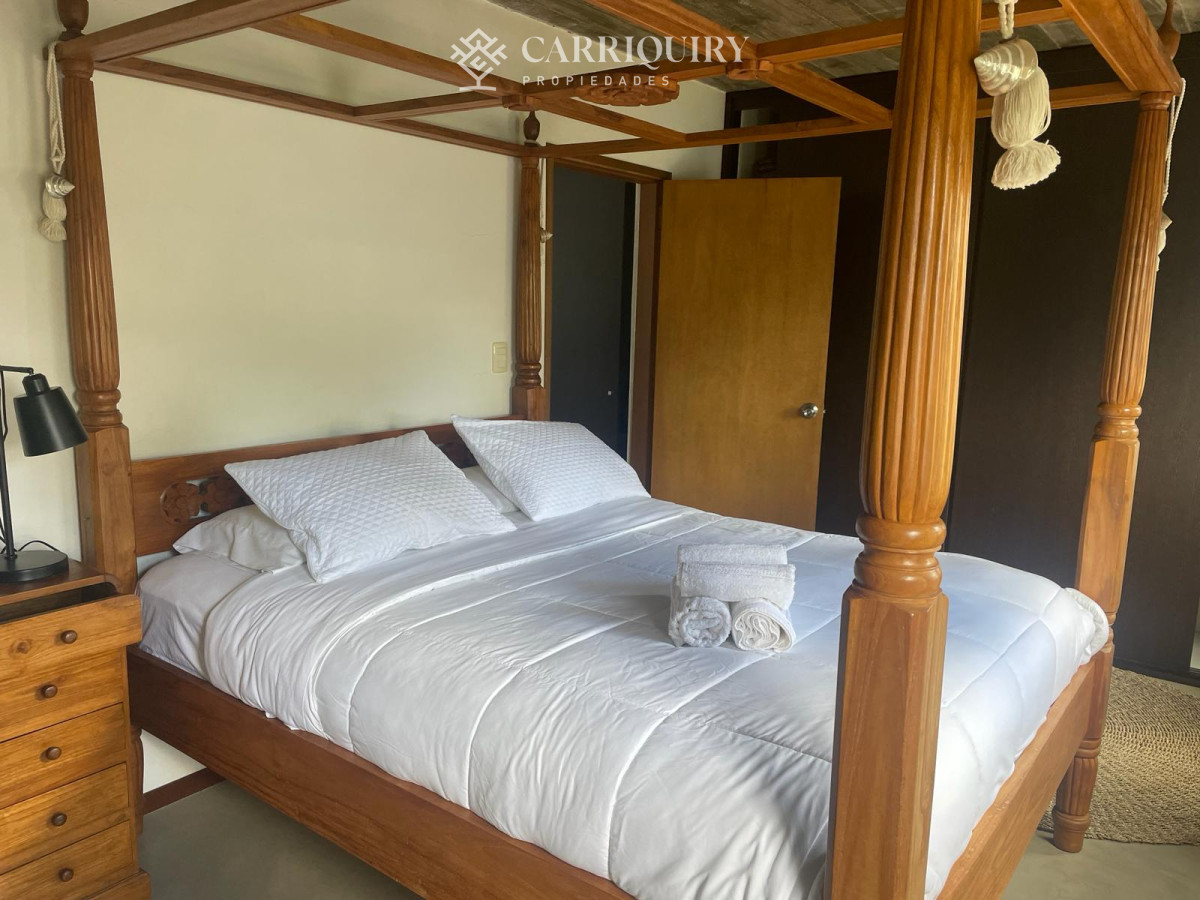 Casa ID.7921/Casa-frente-al-mar--Parada-41-Playa-Mansa-Terreno-de-1.100-m²-|-350-m²-edificados-|-6-dormitorios - Casa en Montoya