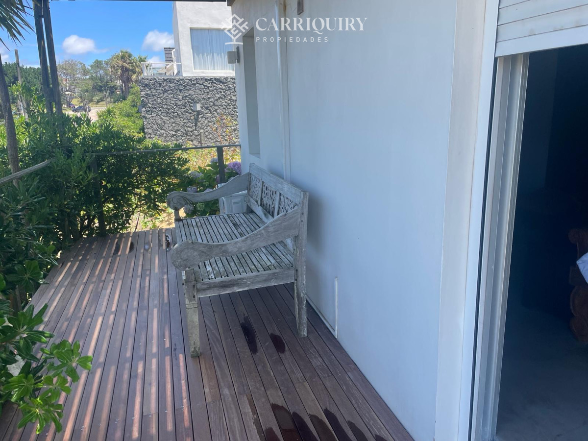 Casa ID.7921/Casa-frente-al-mar--Parada-41-Playa-Mansa-Terreno-de-1.100-m²-|-350-m²-edificados-|-6-dormitorios - Casa en Montoya