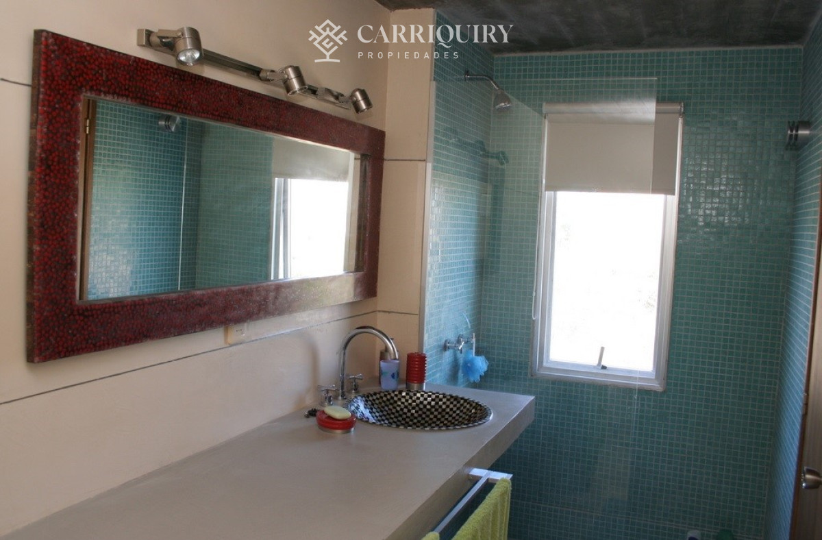 Casa ID.7921/Casa-frente-al-mar--Parada-41-Playa-Mansa-Terreno-de-1.100-m²-|-350-m²-edificados-|-6-dormitorios - Casa en Montoya