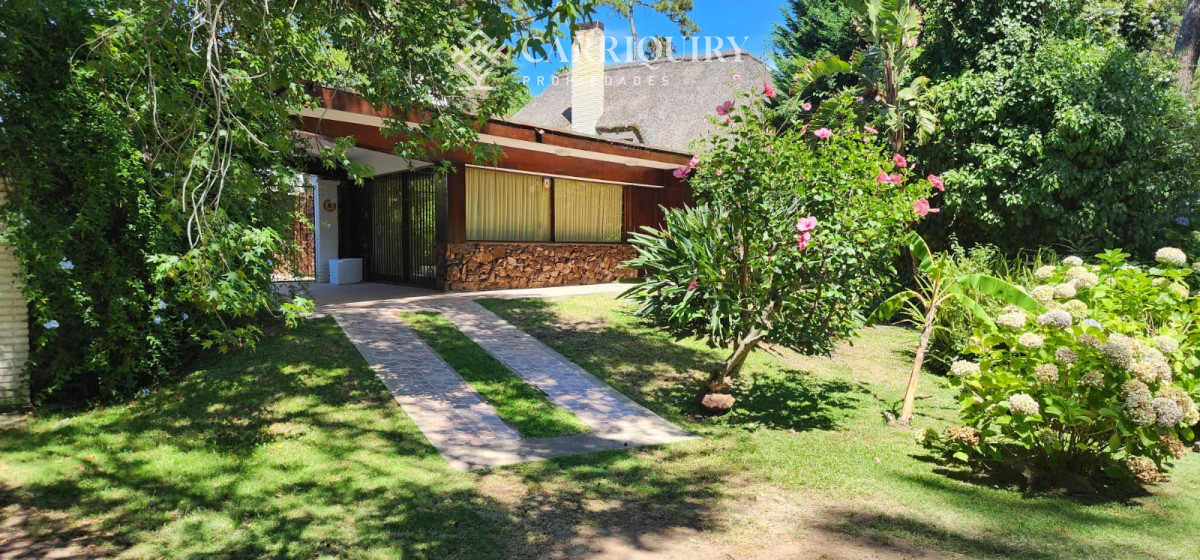 Casa ID.9240/Cómodos-ambientes,-propiedad-ideal-para-vacacionar. -  En la Mansa a solo 3 cuadras del mar .