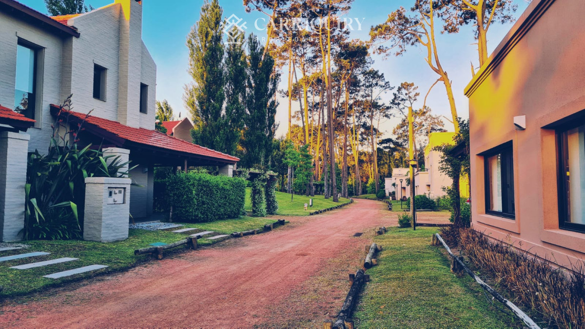 Casa ID.6760 - Casa en venta, punta del este, 2 dormitorios, Barrio privado parque pinares