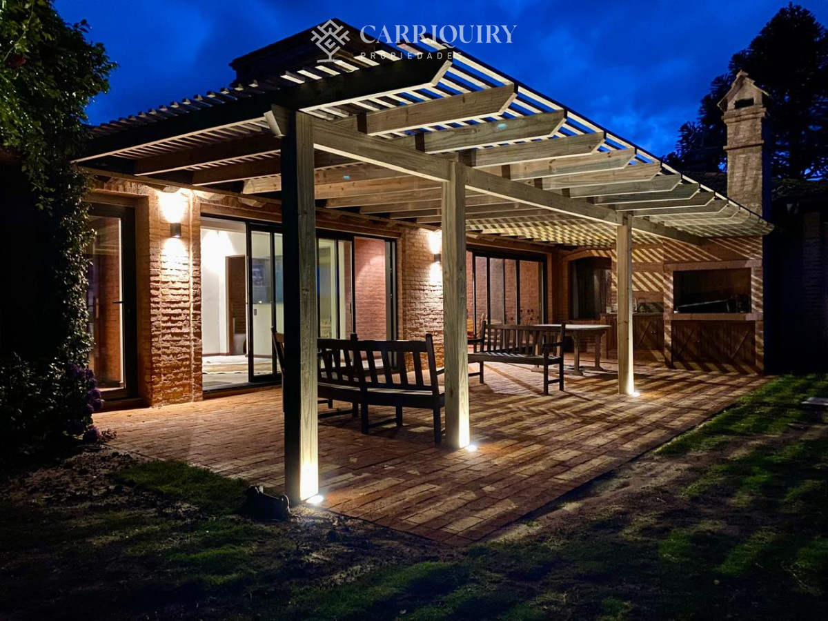 Casa ID.9040/Casa-amplia-de-4-dormitorios-en-suite-y-dependencia-de-servicio.-La-Barra--Montoya- - Casa en alquiler 4 dormitorios y dependencia. Piscina climatizada en Montoya