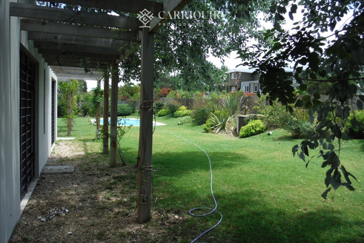 Casa ID.8126/Casa-en-alquiler-de-3-dormitorios-y-dependencia-de-servicio.-Montoya--La-Barra - Casa en alquiler en La Barra de 4 dormitorios