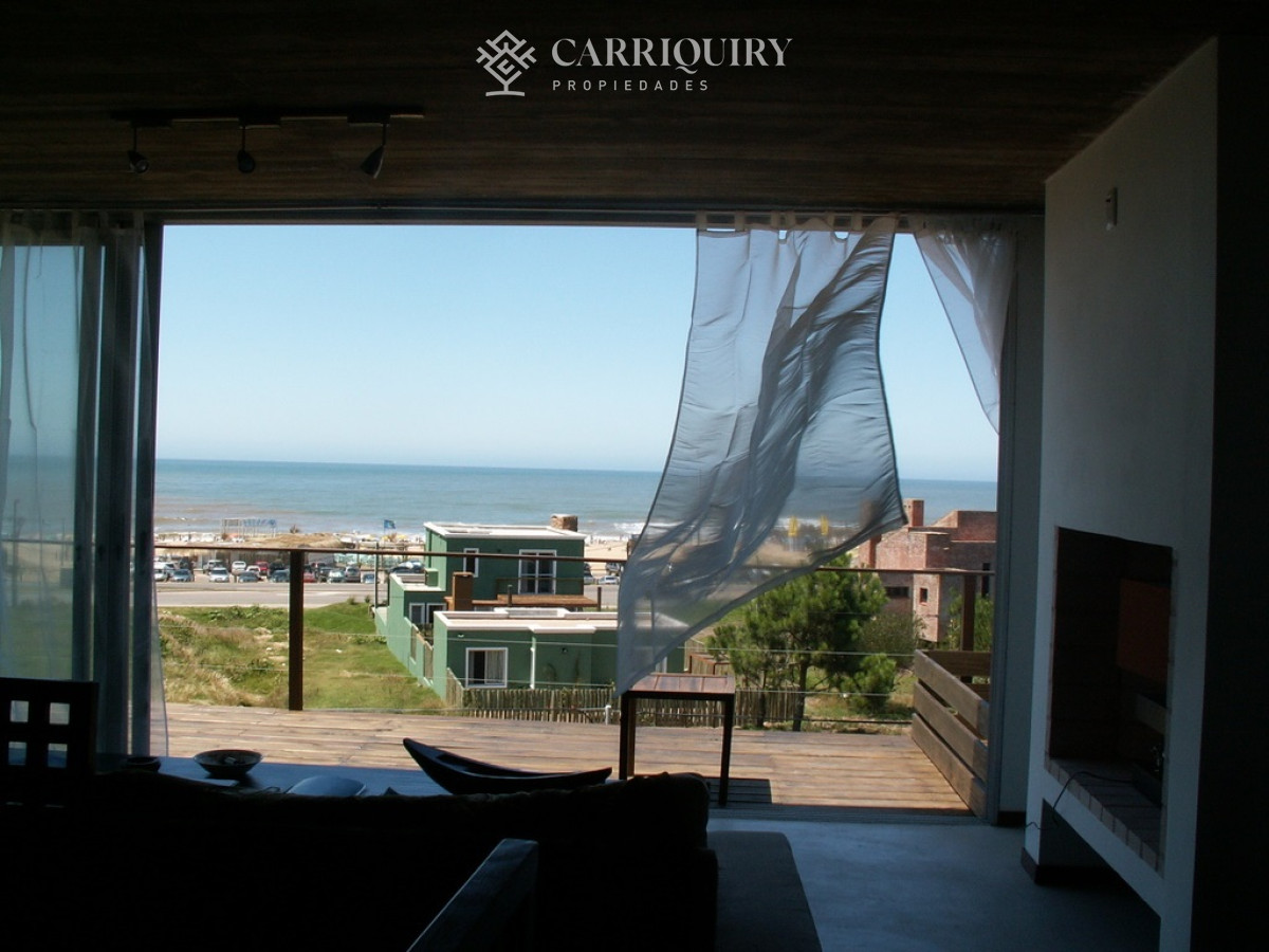 Casa ID.7921/Casa-frente-al-mar--Parada-41-Playa-Mansa-Terreno-de-1.100-m²-|-350-m²-edificados-|-6-dormitorios - Casa en Montoya