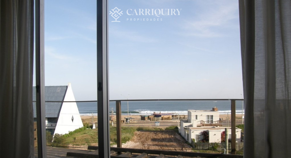 Casa ID.7921/Casa-frente-al-mar--Parada-41-Playa-Mansa-Terreno-de-1.100-m²-|-350-m²-edificados-|-6-dormitorios - Casa en Montoya