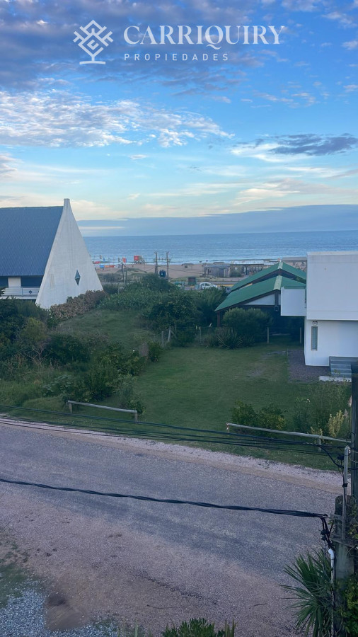 Casa ID.7921/Casa-frente-al-mar--Parada-41-Playa-Mansa-Terreno-de-1.100-m²-|-350-m²-edificados-|-6-dormitorios - Casa en Montoya