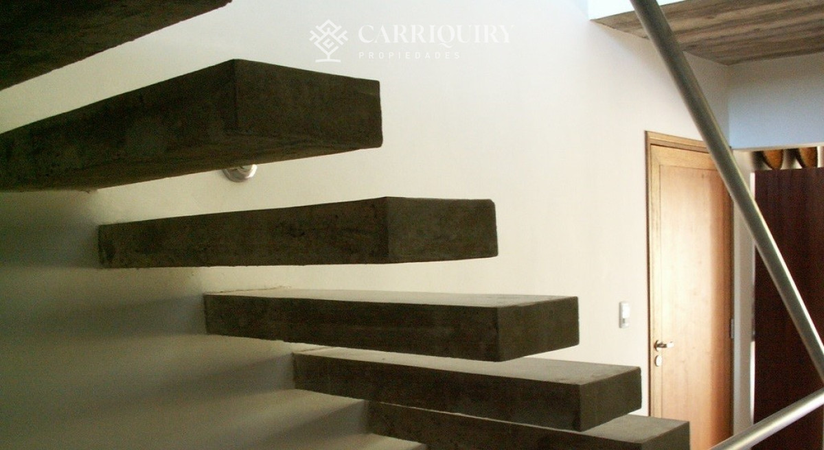 Casa ID.7921/Casa-frente-al-mar--Parada-41-Playa-Mansa-Terreno-de-1.100-m²-|-350-m²-edificados-|-6-dormitorios - Casa en Montoya