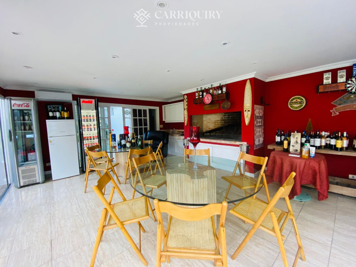 Casa ID.8076/Gran-chalet-tradicional,-3819-metros-de-Terreno-sobre-esquina,-9-suites-a-pocas-cuadras-del-Mar.- - Gran casa en venta, 6 dormitorios y 7 baños. Zona Cantegril - Punta del Este