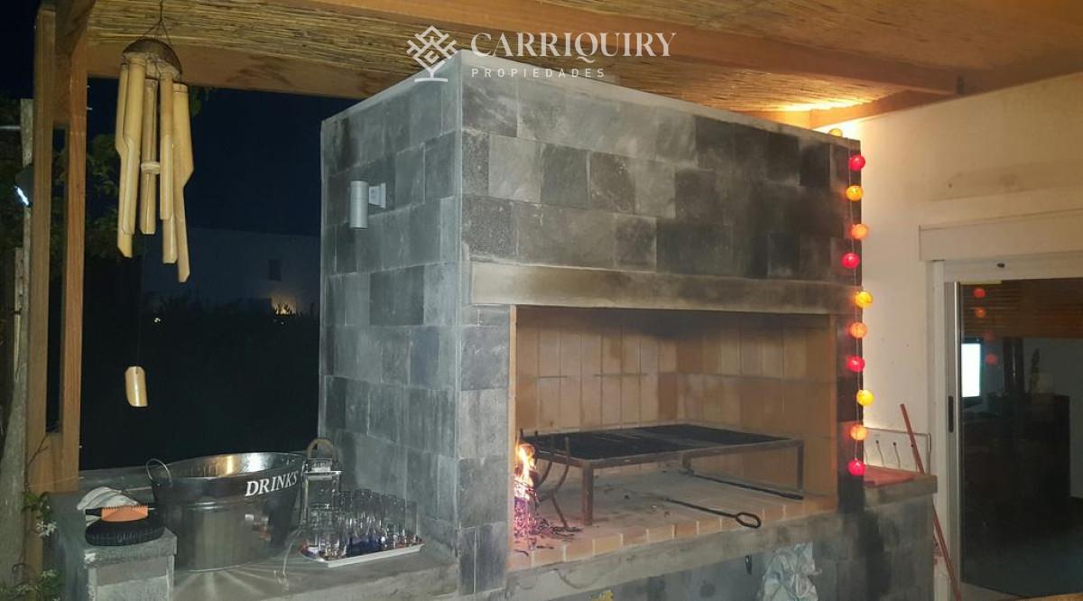 Casa ID.7921/Casa-frente-al-mar--Parada-41-Playa-Mansa-Terreno-de-1.100-m²-|-350-m²-edificados-|-6-dormitorios - Casa en Montoya