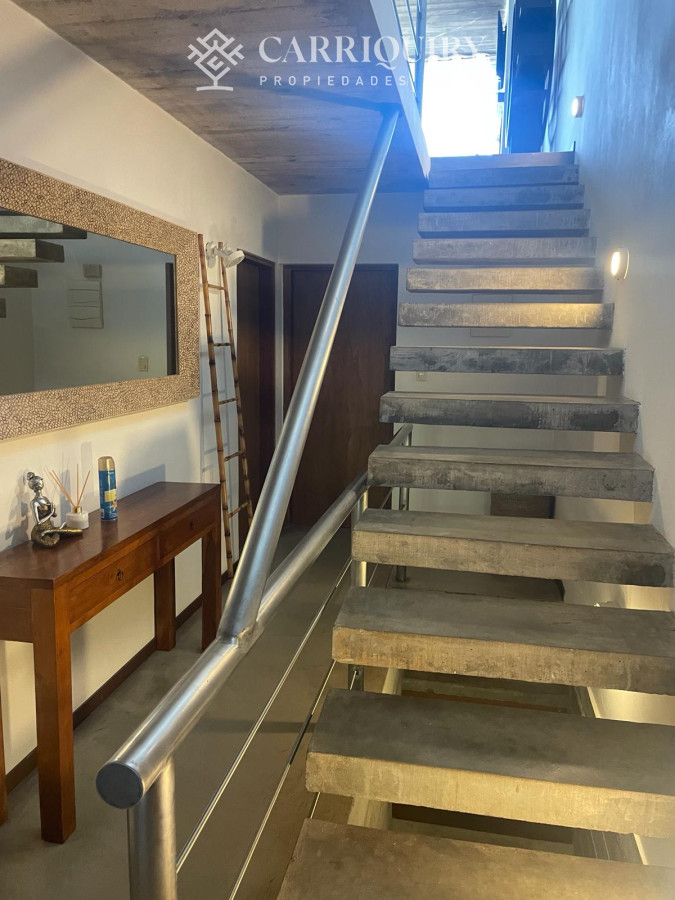 Casa ID.7921/Casa-frente-al-mar--Parada-41-Playa-Mansa-Terreno-de-1.100-m²-|-350-m²-edificados-|-6-dormitorios - Casa en Montoya