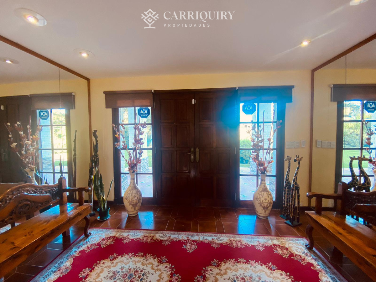 Casa ID.8076/Gran-chalet-tradicional,-3819-metros-de-Terreno-sobre-esquina,-9-suites-a-pocas-cuadras-del-Mar.- - Gran casa en venta, 6 dormitorios y 7 baños. Zona Cantegril - Punta del Este