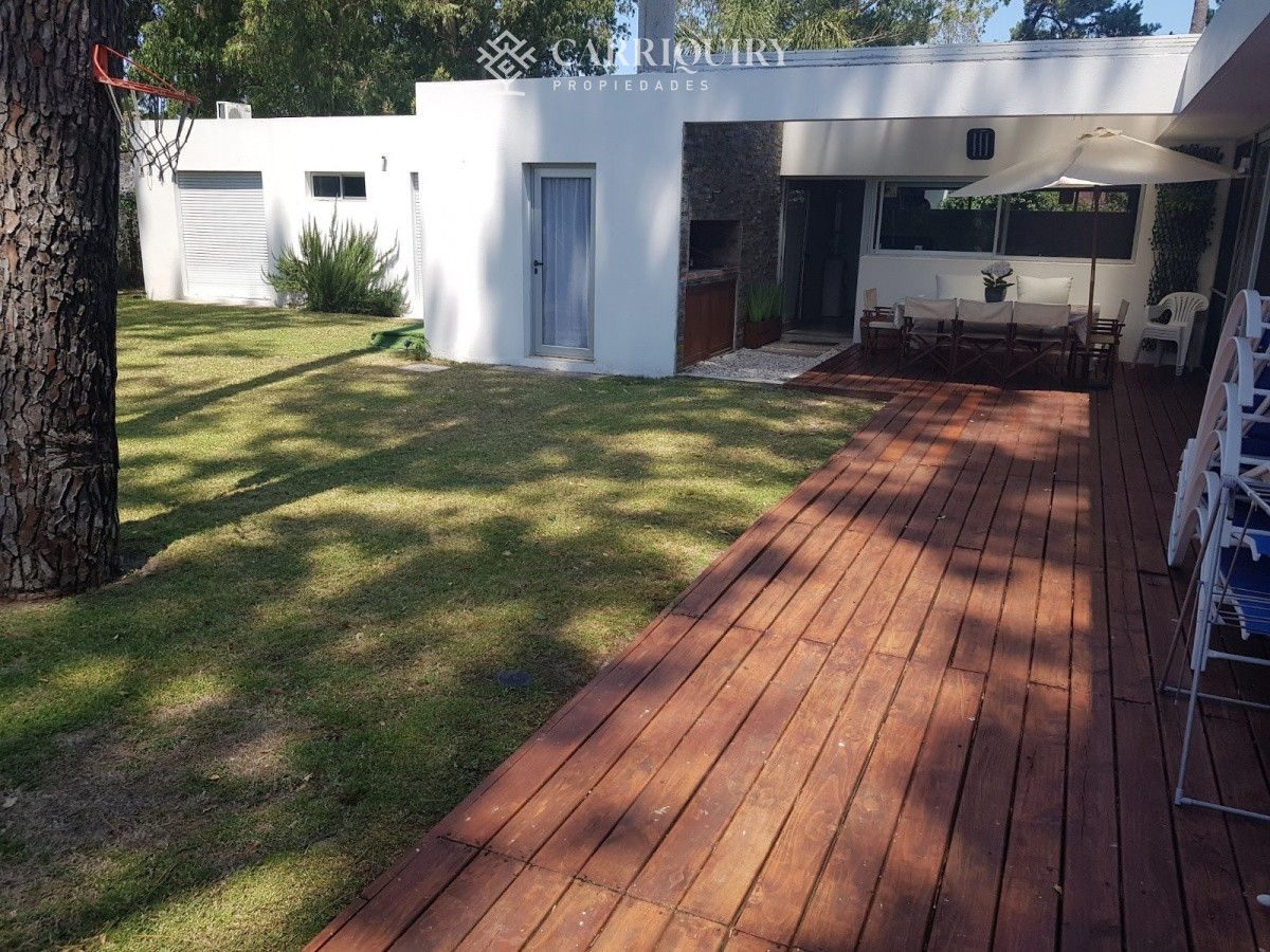 Casa ID.5502 - SE VENDE MODERNA CASA 3 DORMITORIOS EN CORAZON DE SAN RAFAEL