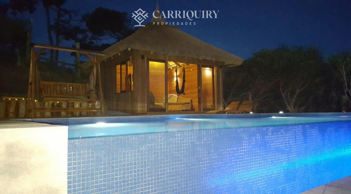 Casa ID.7921/Casa-frente-al-mar--Parada-41-Playa-Mansa-Terreno-de-1.100-m²-|-350-m²-edificados-|-6-dormitorios - Casa en Montoya