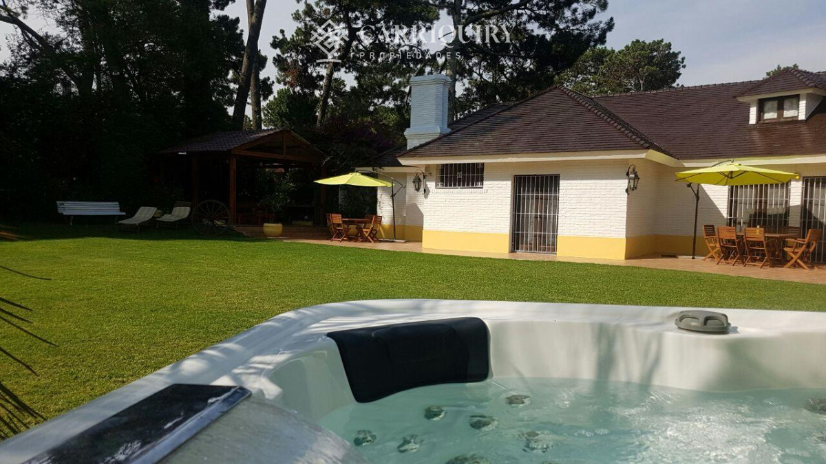 Casa ID.8076/Gran-chalet-tradicional,-3819-metros-de-Terreno-sobre-esquina,-9-suites-a-pocas-cuadras-del-Mar.- - Gran casa en venta, 6 dormitorios y 7 baños. Zona Cantegril - Punta del Este