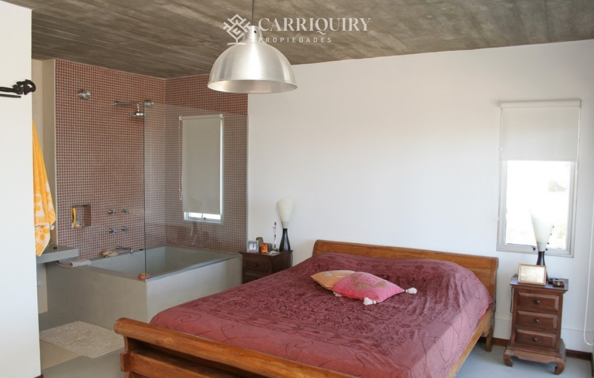 Casa ID.7921/Casa-frente-al-mar--Parada-41-Playa-Mansa-Terreno-de-1.100-m²-|-350-m²-edificados-|-6-dormitorios - Casa en Montoya