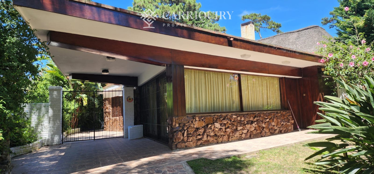 Casa ID.9240/Cómodos-ambientes,-propiedad-ideal-para-vacacionar. -  En la Mansa a solo 3 cuadras del mar .