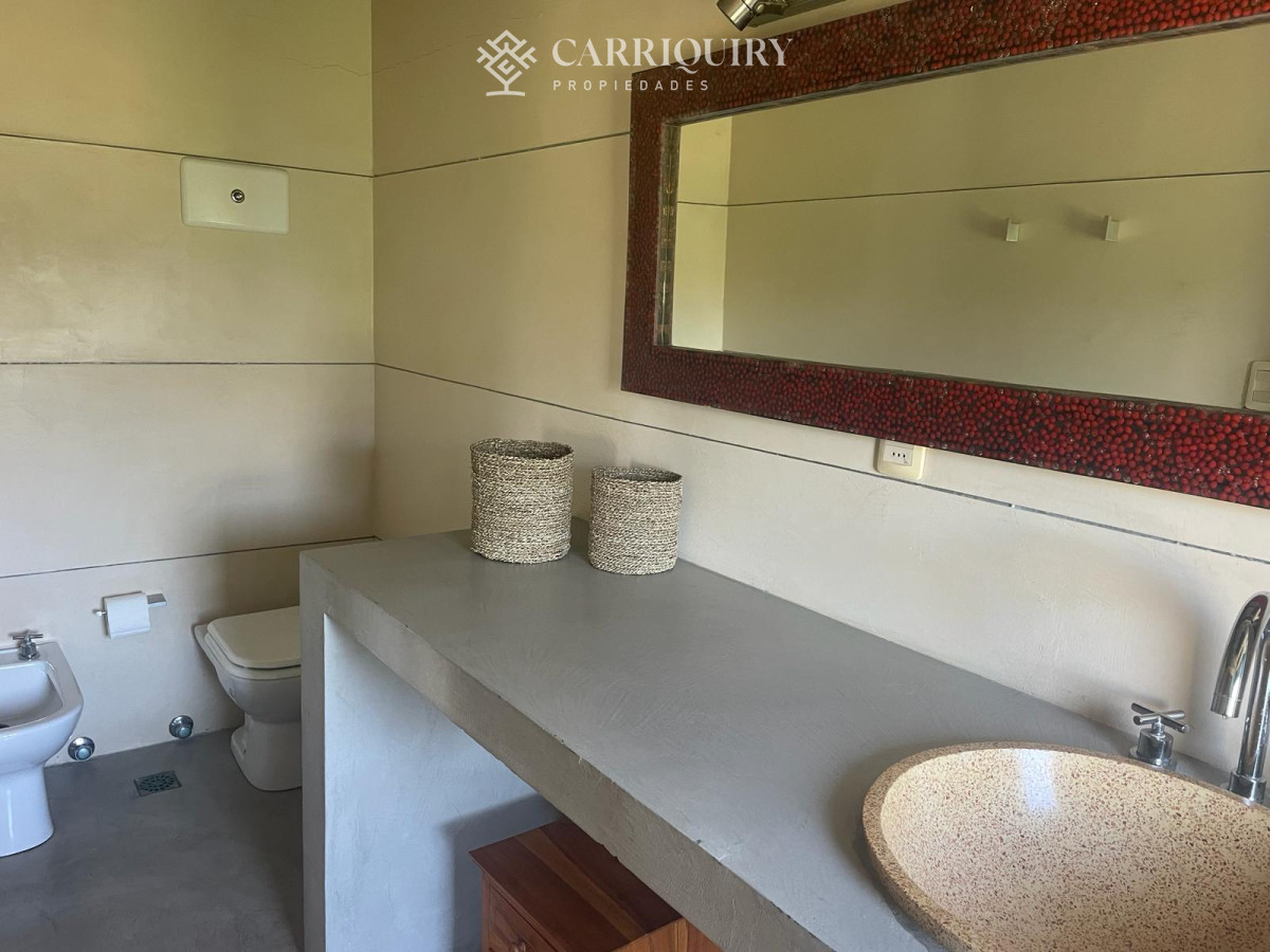 Casa ID.7921/Casa-frente-al-mar--Parada-41-Playa-Mansa-Terreno-de-1.100-m²-|-350-m²-edificados-|-6-dormitorios - Casa en Montoya