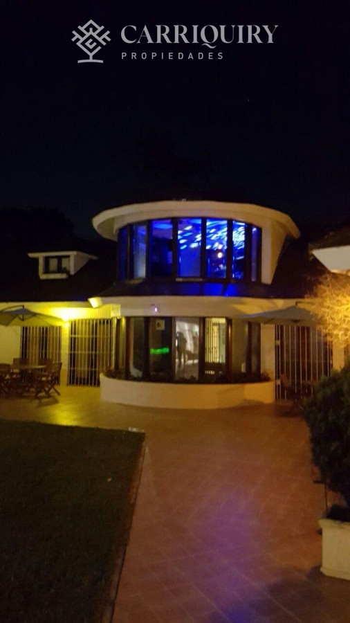 Casa ID.8076/Gran-chalet-tradicional,-3819-metros-de-Terreno-sobre-esquina,-9-suites-a-pocas-cuadras-del-Mar.- - Gran casa en venta, 6 dormitorios y 7 baños. Zona Cantegril - Punta del Este