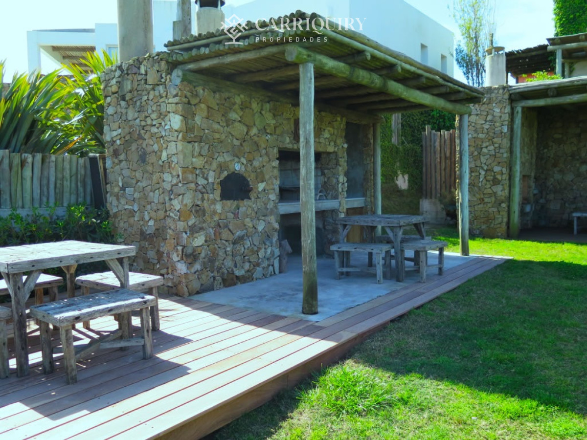 Casa ID.8025/INCREIBE-UBICACION-A-METROS-DE-PLAYA-MANSA-CASA-EN-VENTA-DE-6-DORMITORIOS- - Casa en Alquiler en Manantiales - El Chorro, 2 dormitorios en suite