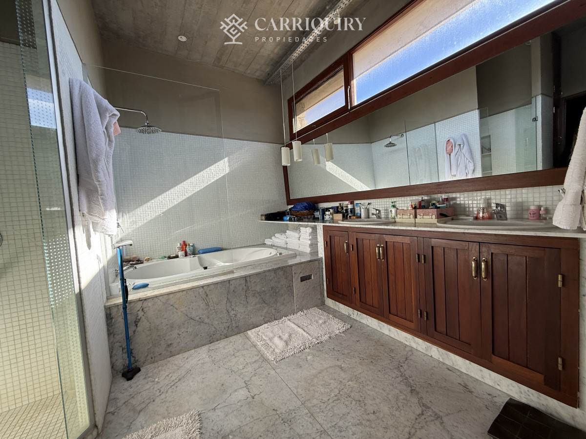 Casa ID.9058/Oportunidad-en-venta-a-estrenar-a-300-mtrs-del-Mar-En-La-Barra-- - Casa Principal con 3 dormitorios, Pisicina, Gimnasio y vista al mar en Mannatiales - El Chorro