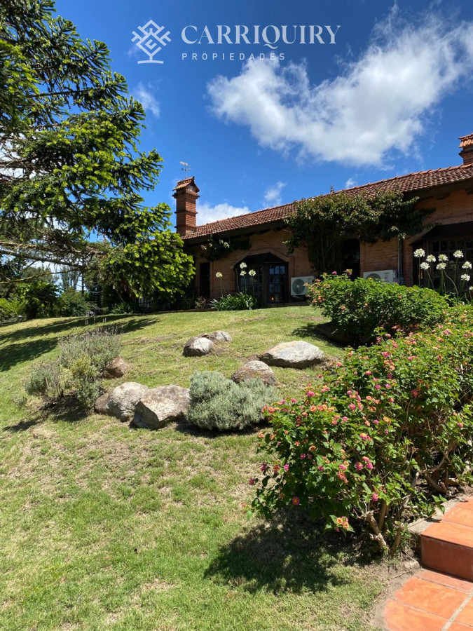 Casa ID.9040/Casa-amplia-de-4-dormitorios-en-suite-y-dependencia-de-servicio.-La-Barra--Montoya- - Casa en alquiler 4 dormitorios y dependencia. Piscina climatizada en Montoya