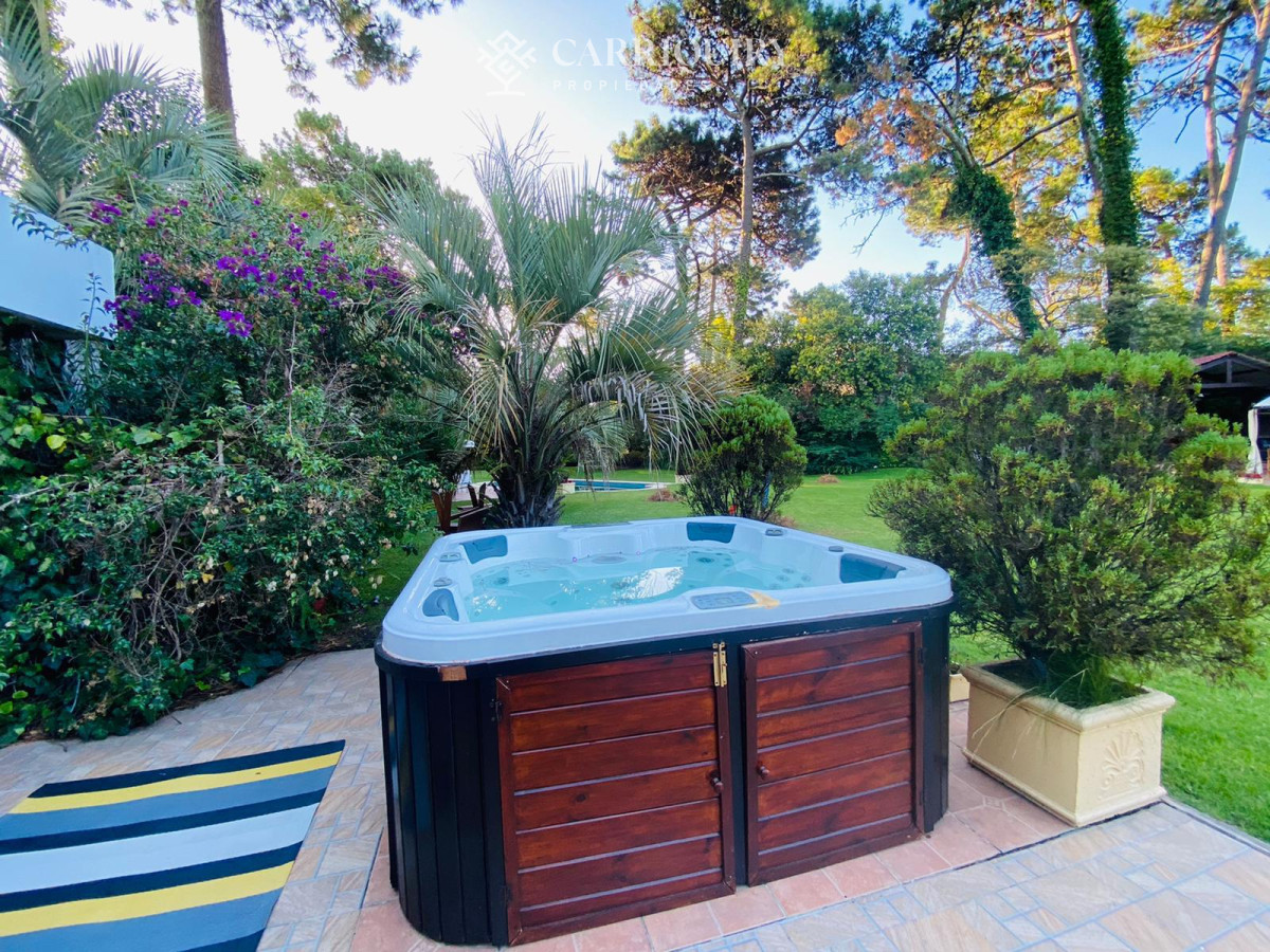 Casa ID.8076/Gran-chalet-tradicional,-3819-metros-de-Terreno-sobre-esquina,-9-suites-a-pocas-cuadras-del-Mar.- - Gran casa en venta, 6 dormitorios y 7 baños. Zona Cantegril - Punta del Este