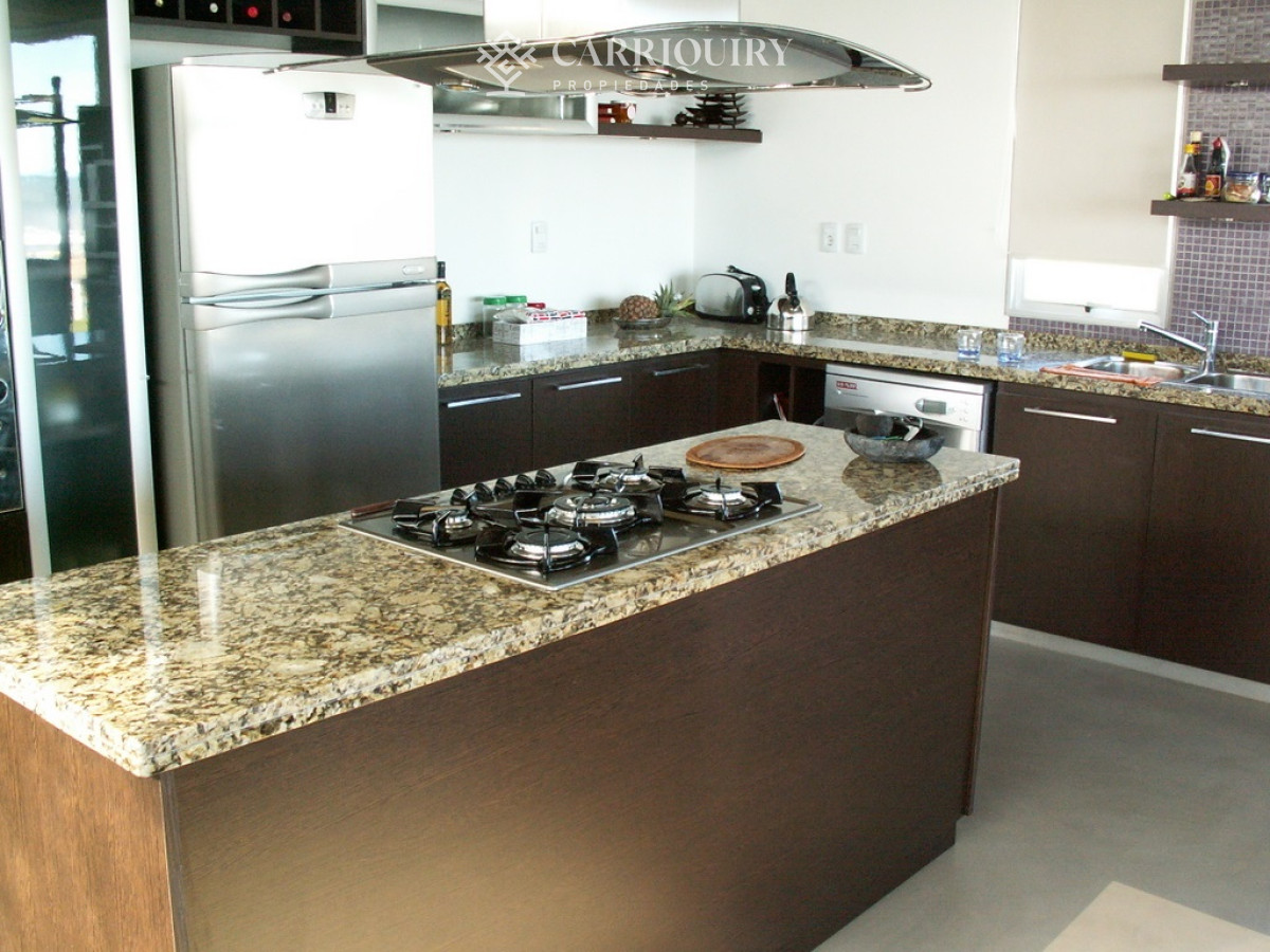 Casa ID.7921/Casa-frente-al-mar--Parada-41-Playa-Mansa-Terreno-de-1.100-m²-|-350-m²-edificados-|-6-dormitorios - Casa en Montoya