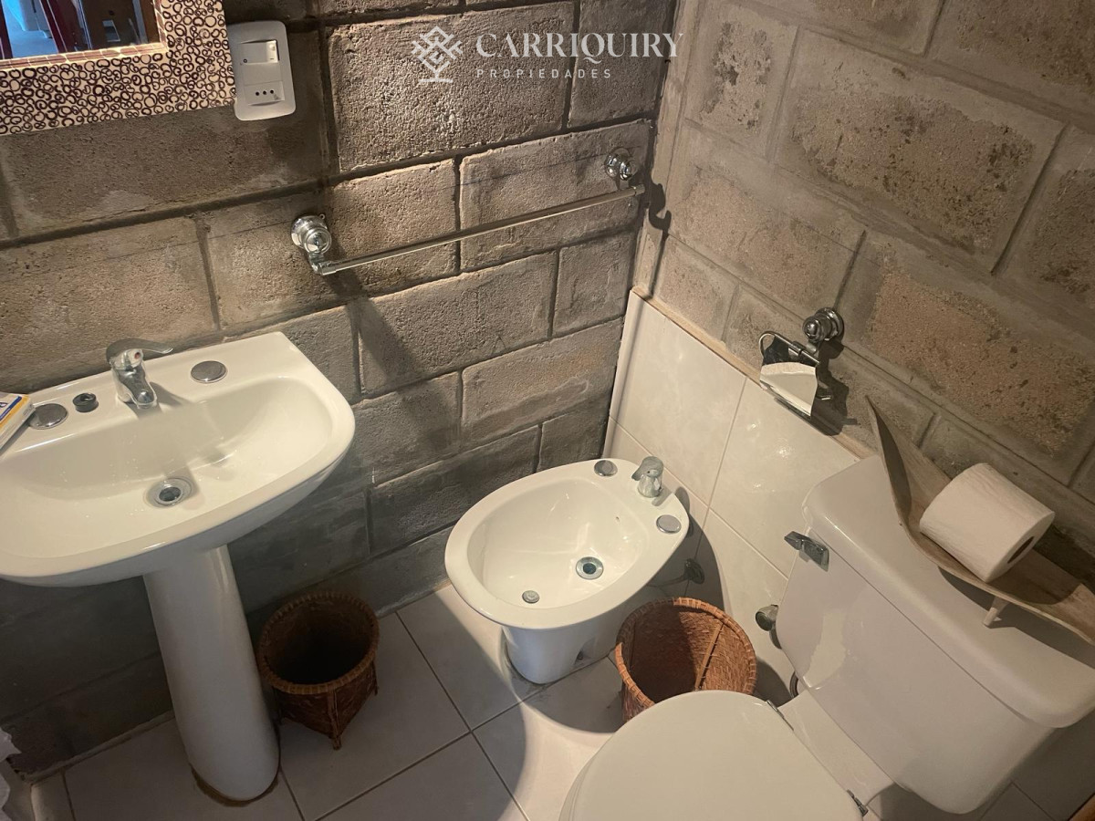 Casa ID.7921/Casa-frente-al-mar--Parada-41-Playa-Mansa-Terreno-de-1.100-m²-|-350-m²-edificados-|-6-dormitorios - Casa en Montoya