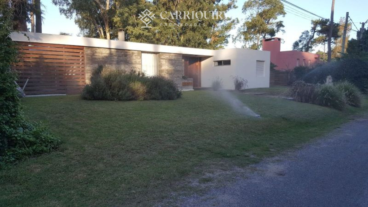 Casa ID.5502 - SE VENDE MODERNA CASA 3 DORMITORIOS EN CORAZON DE SAN RAFAEL