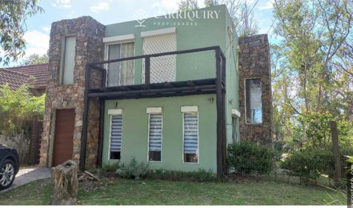 CASA PIEDRA EN VENTA A METROS DEL MAR   -
