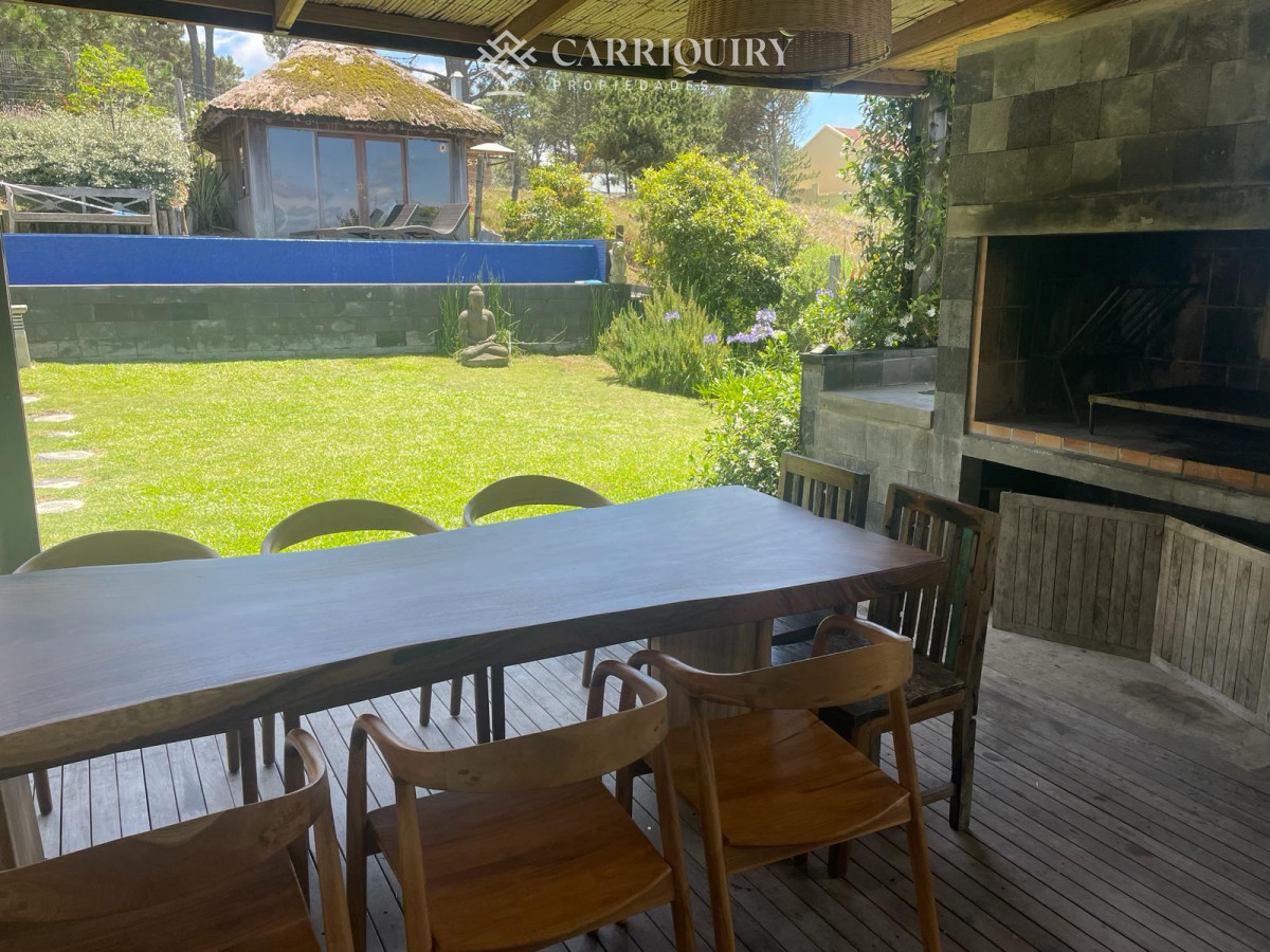 Casa ID.7921/Casa-frente-al-mar--Parada-41-Playa-Mansa-Terreno-de-1.100-m²-|-350-m²-edificados-|-6-dormitorios - Casa en Montoya