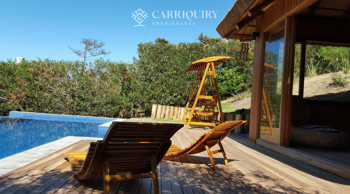 Casa ID.7921/Casa-frente-al-mar--Parada-41-Playa-Mansa-Terreno-de-1.100-m²-|-350-m²-edificados-|-6-dormitorios - Casa en Montoya