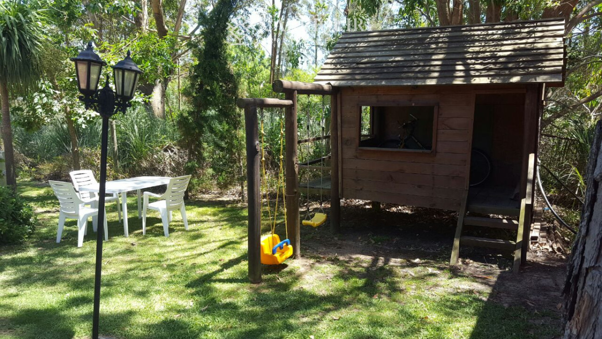 Casa ID.8226/Casa-a-pasas-de-la-playa-de-2-dormitorios.-Alquiler-temporario - Casa de 3 dormitorios en alquiler en La Barra
