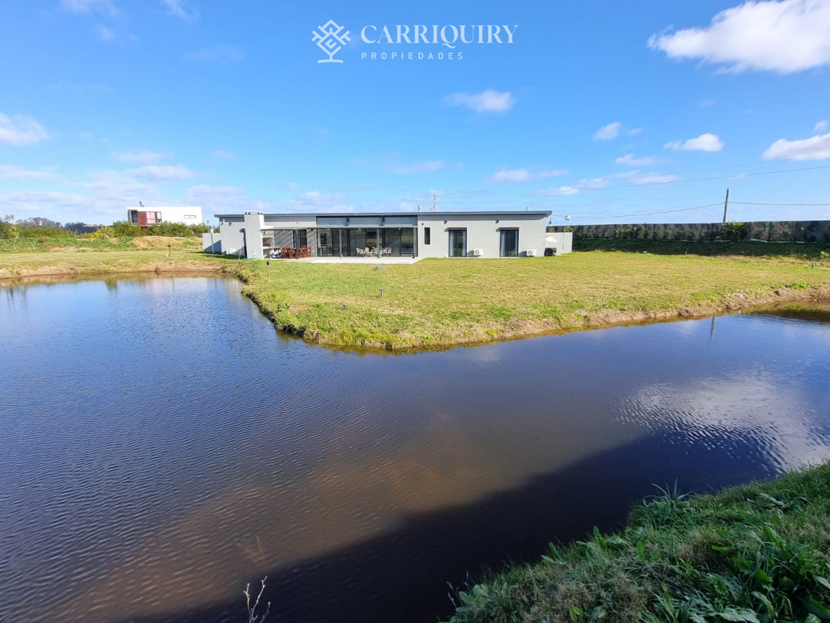 Casa ID.9094/Casa-2-dormitorios-en-Playa-Mansa,-parrillero,-piscina-y-jacuzzi. - Oportuidad!!! Casa en venta Barrio privado a minutos de la barra, 3 dormitiorios, increible entorno