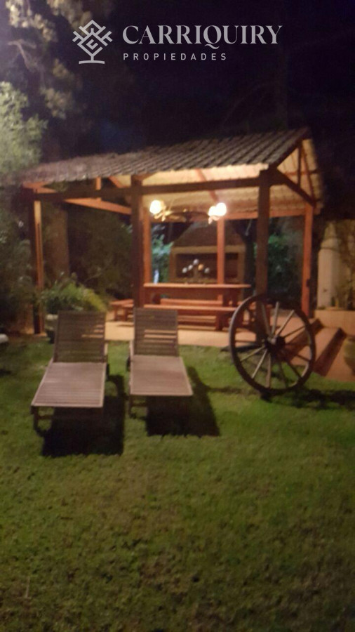 Casa ID.8076/Gran-chalet-tradicional,-3819-metros-de-Terreno-sobre-esquina,-9-suites-a-pocas-cuadras-del-Mar.- - Gran casa en venta, 6 dormitorios y 7 baños. Zona Cantegril - Punta del Este