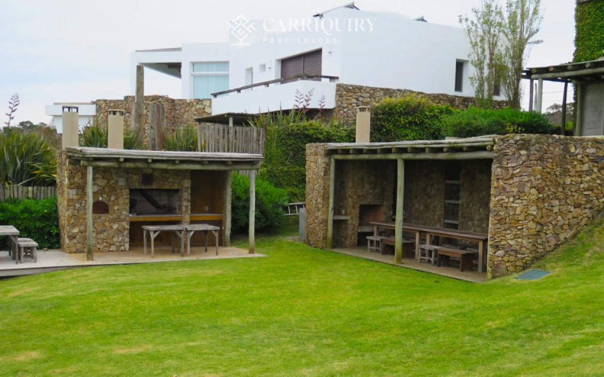 Casa ID.8025/INCREIBE-UBICACION-A-METROS-DE-PLAYA-MANSA-CASA-EN-VENTA-DE-6-DORMITORIOS- - Casa en Alquiler en Manantiales - El Chorro, 2 dormitorios en suite