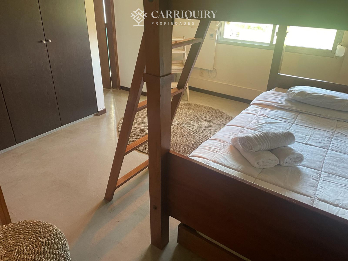 Casa ID.7921/Casa-frente-al-mar--Parada-41-Playa-Mansa-Terreno-de-1.100-m²-|-350-m²-edificados-|-6-dormitorios - Casa en Montoya