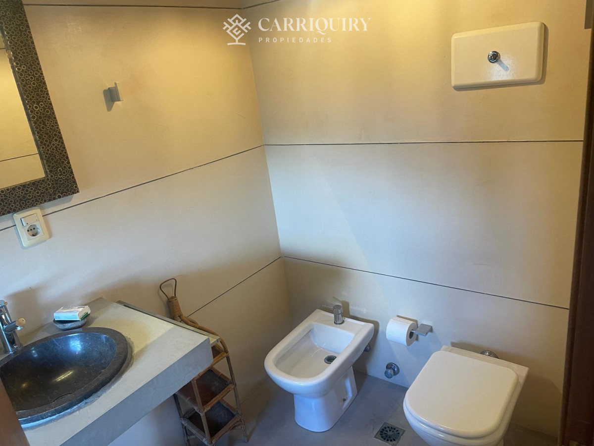 Casa ID.7921/Casa-frente-al-mar--Parada-41-Playa-Mansa-Terreno-de-1.100-m²-|-350-m²-edificados-|-6-dormitorios - Casa en Montoya