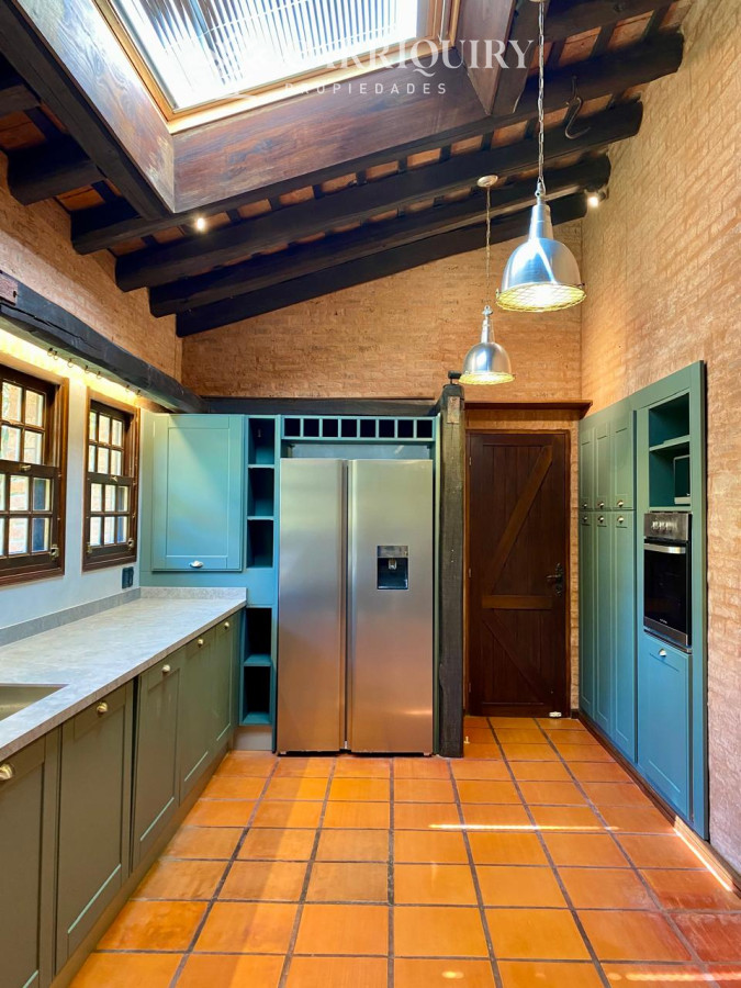 Casa ID.9040/Casa-amplia-de-4-dormitorios-en-suite-y-dependencia-de-servicio.-La-Barra--Montoya- - Casa en alquiler 4 dormitorios y dependencia. Piscina climatizada en Montoya