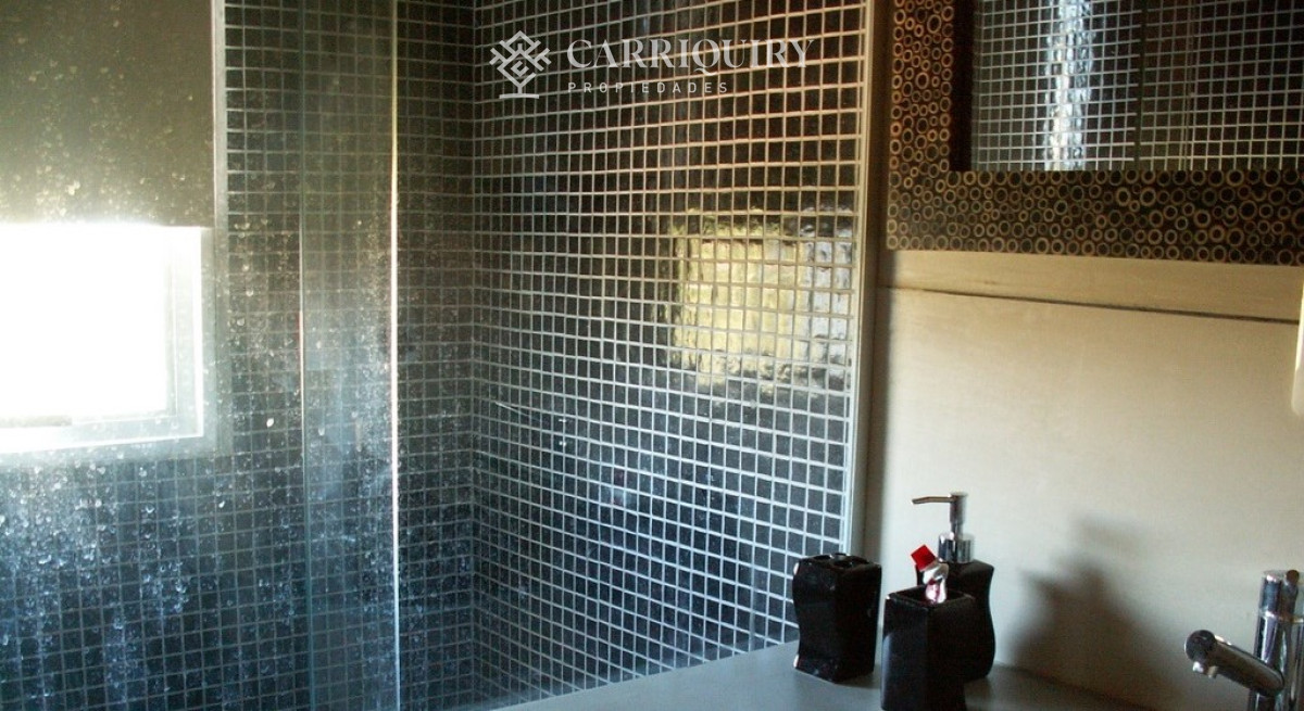 Casa ID.7921/Casa-frente-al-mar--Parada-41-Playa-Mansa-Terreno-de-1.100-m²-|-350-m²-edificados-|-6-dormitorios - Casa en Montoya