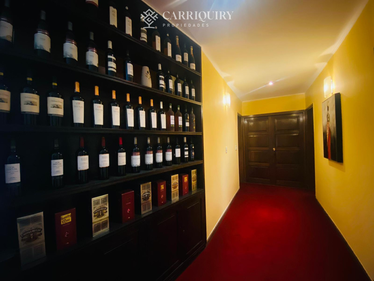 Casa ID.8076/Gran-chalet-tradicional,-3819-metros-de-Terreno-sobre-esquina,-9-suites-a-pocas-cuadras-del-Mar.- - Gran casa en venta, 6 dormitorios y 7 baños. Zona Cantegril - Punta del Este
