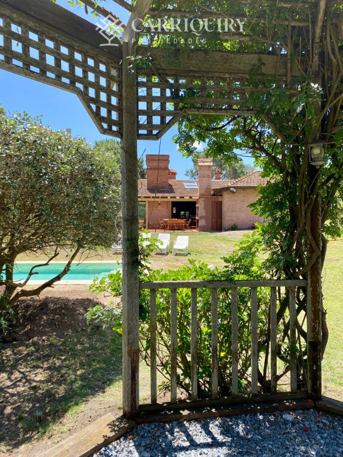 Casa ID.9040/Casa-amplia-de-4-dormitorios-en-suite-y-dependencia-de-servicio.-La-Barra--Montoya- - Casa en alquiler 4 dormitorios y dependencia. Piscina climatizada en Montoya